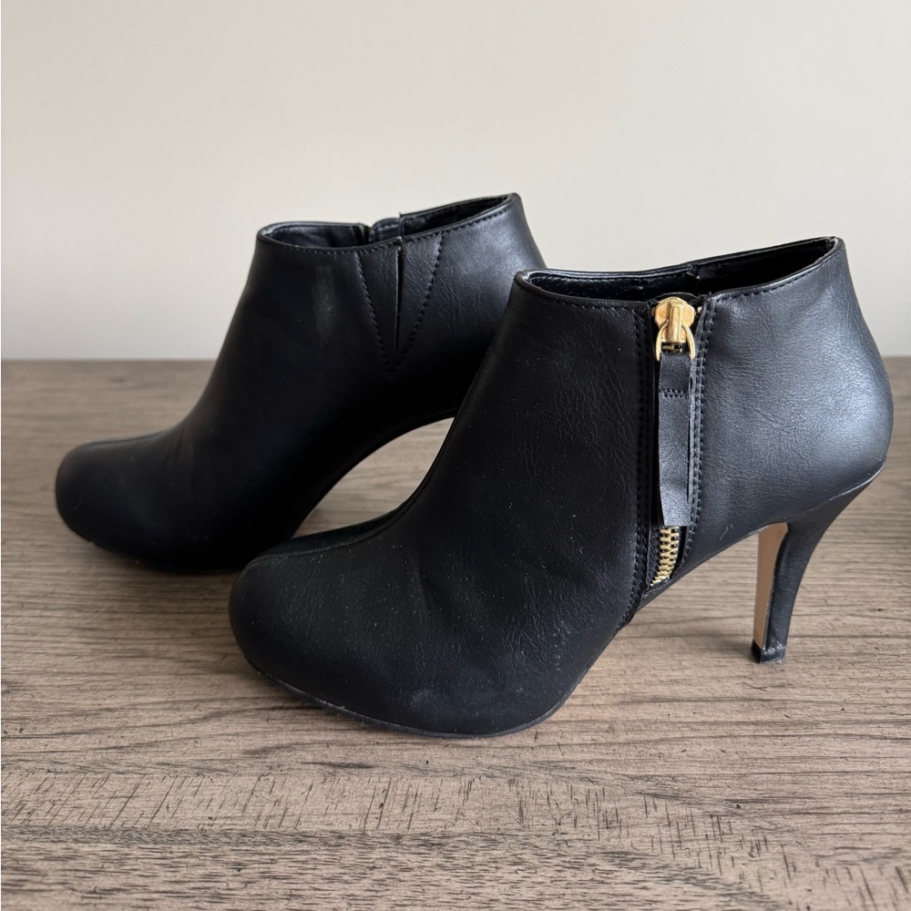Madden Girl Black Ankle Boots EUC Booties Heeled Boots Ginger Faux Leather 7 - Picture 6 of 13